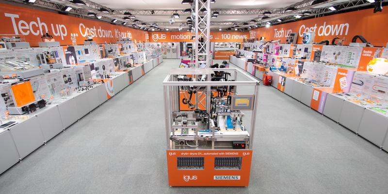 150 Displays und 40 Videos informieren den Besucher über die Neuheiten. Bild: igus