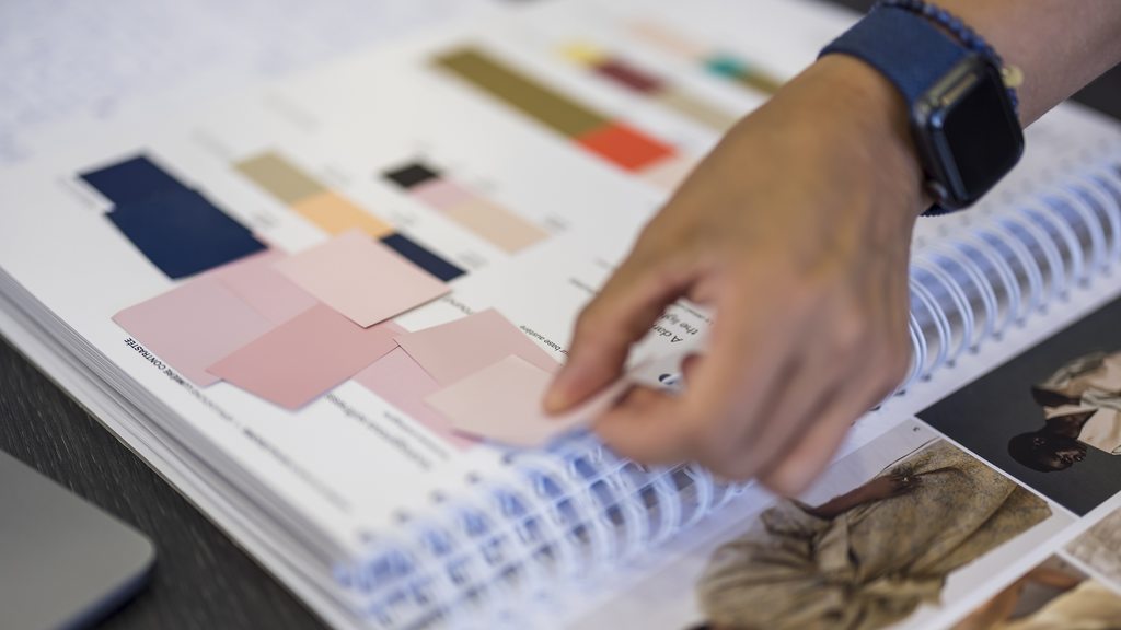 Renolit betont mit einem Imagefilm die Bedeutung von Farbe