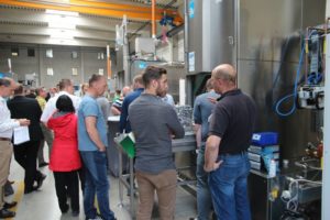 Im Praxisteil informierten sich die Seminarteilnehmer über die vielfältigen Reinigungsverfahren und intelligente Lösungen zur Energieeffizienz. / Bild: BvL