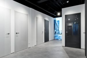 Im neuen Showroom sollen raumbildende Wände und beleuchtete Bildmotive eine wohnraumähnliche Atmosphäre wie hier im norddeutschen Landhausstil erzeugen und die Produkte in Szene setzen. / Bild: Huga